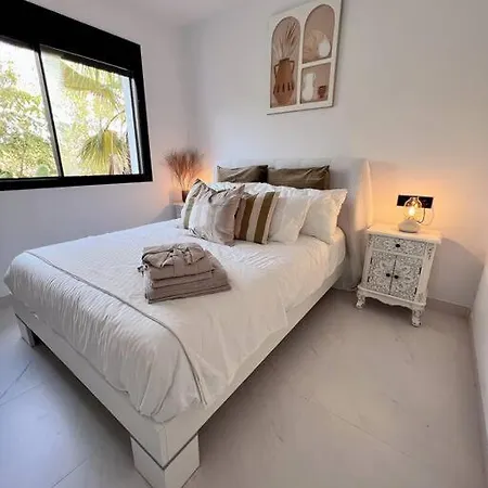 Hills Luxury 3 Bed Apartment *